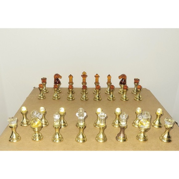 VTG Brass Metal & Amber & Clear Glass Chess Set 32 Pieces Complete, Felt Bottoms - Picture 3 of 16